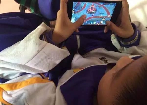 Các bậc cha mẹ Trung Quốc tuyên chiến với game online vì tương lai của con trẻ