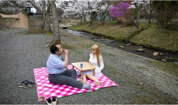 Những người đàn ông Nhật Bản nguyện cưới búp bê làm vợ mà không yêu người thật