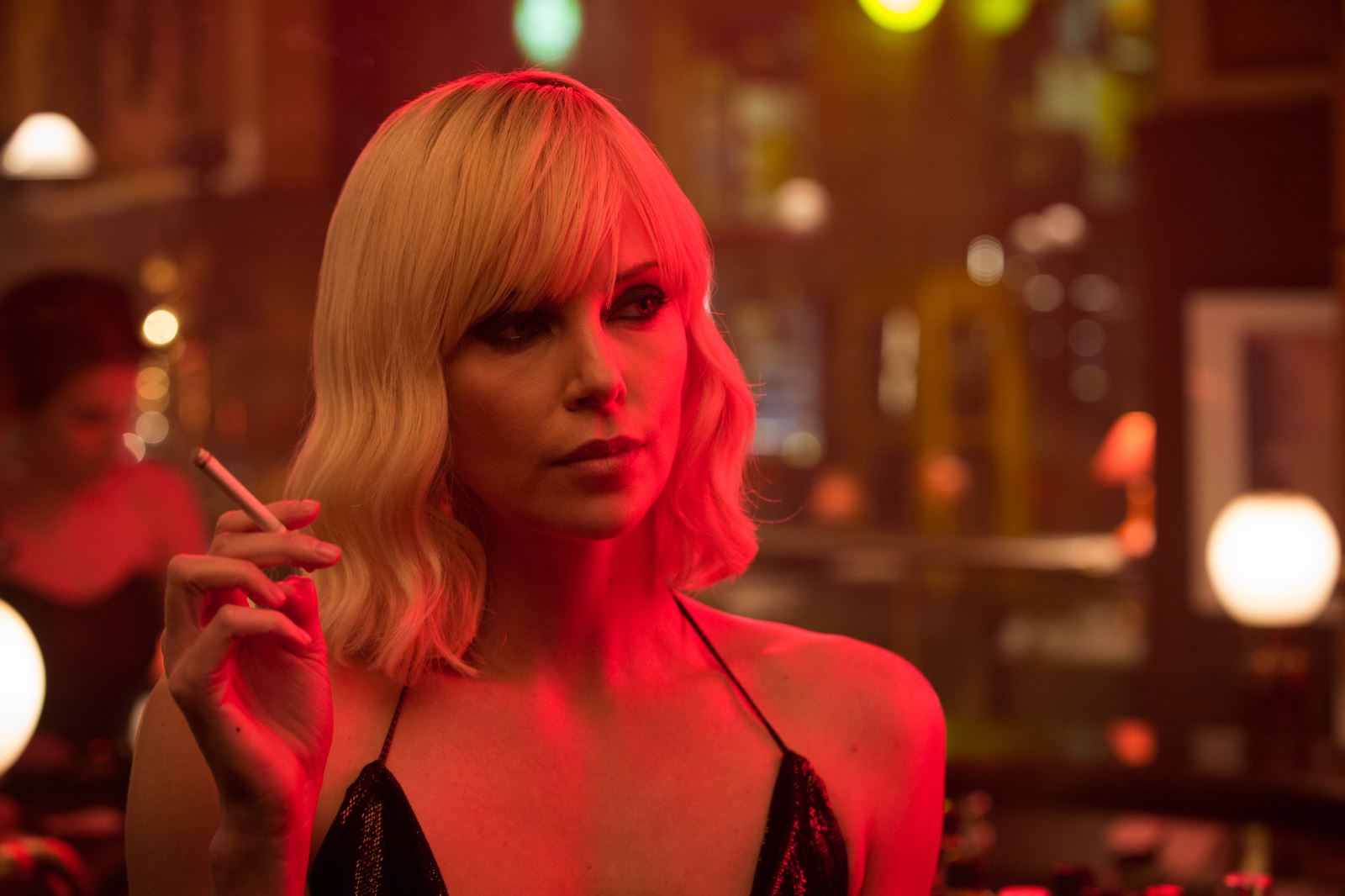Charlize Theron mãnh liệt và tàn bạo trong trailer cuối cùng của “Atomic Blonde”