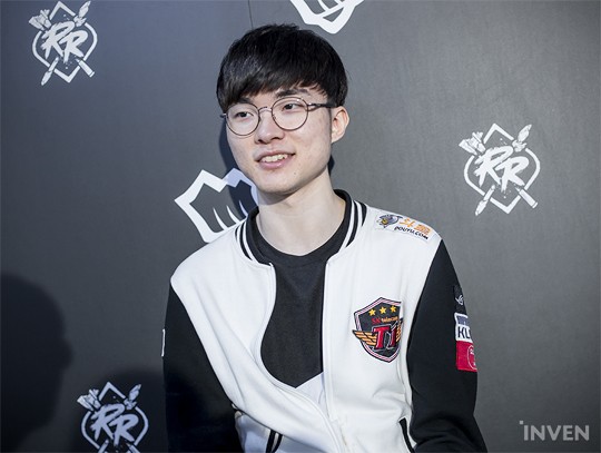 Phỏng vấn Faker tại Khu Vực Đại Chiến: “Tôi muốn thử đi hẹn hò”