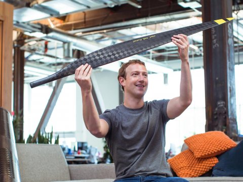 Niềm vui ngắn chẳng tày gang, Facebook đang phải bỏ thêm tiền để mua người dùng cho mình