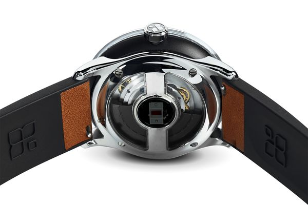 Chiếc smartwatch đầu tiên sạc pin bằng cách QUAY TAY