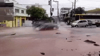 14 cảnh tượng cười ra nước mắt mỗi khi trời mưa bão ập về 13