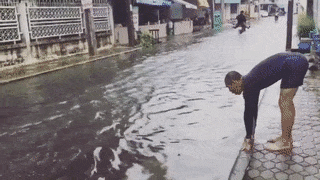 14 cảnh tượng cười ra nước mắt mỗi khi trời mưa bão ập về