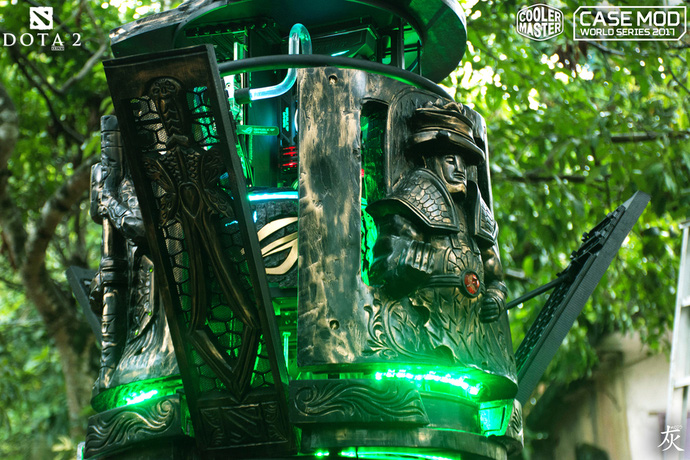 "Thánh cuồng" chặt cây về điêu khắc hẳn hình tướng trong game làm vỏ case máy tính