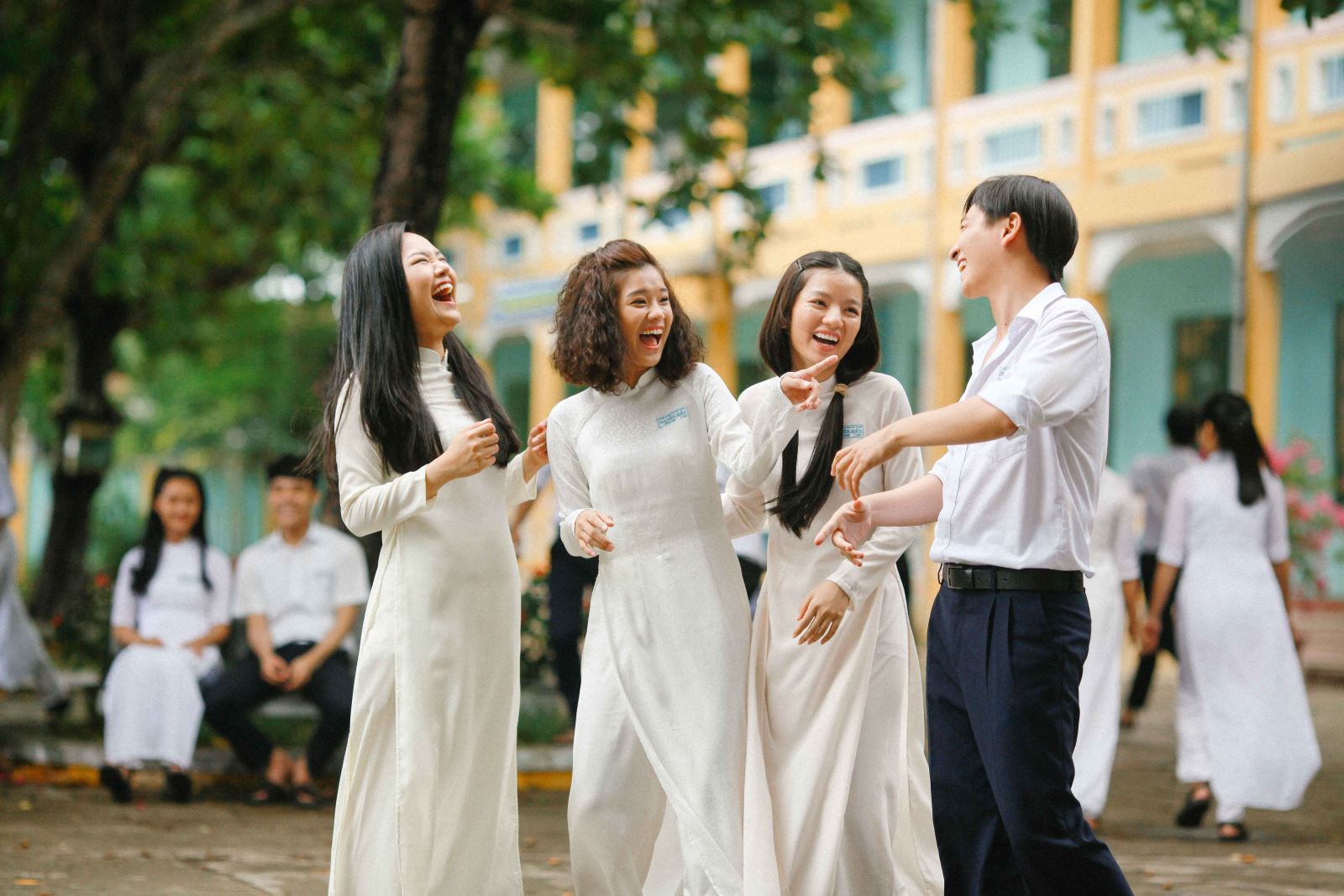 "Cô Gái Đến Từ Hôm Qua" - Cho ta tấm vé về thanh xuân