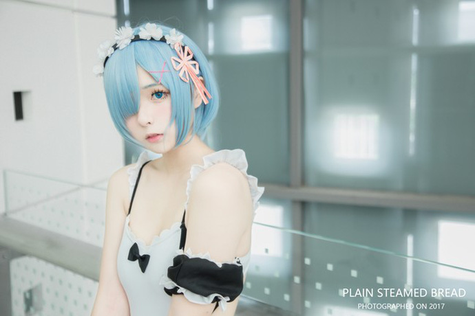 Cosplay nàng hầu Rem mặc đồ bơi gợi cảm 