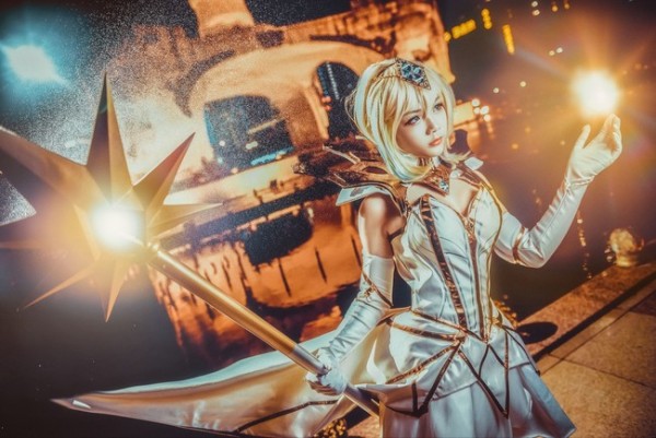 Cosplay Lux Nguyên Tố Ánh Sáng đẹp rạng ngời trong bóng tối