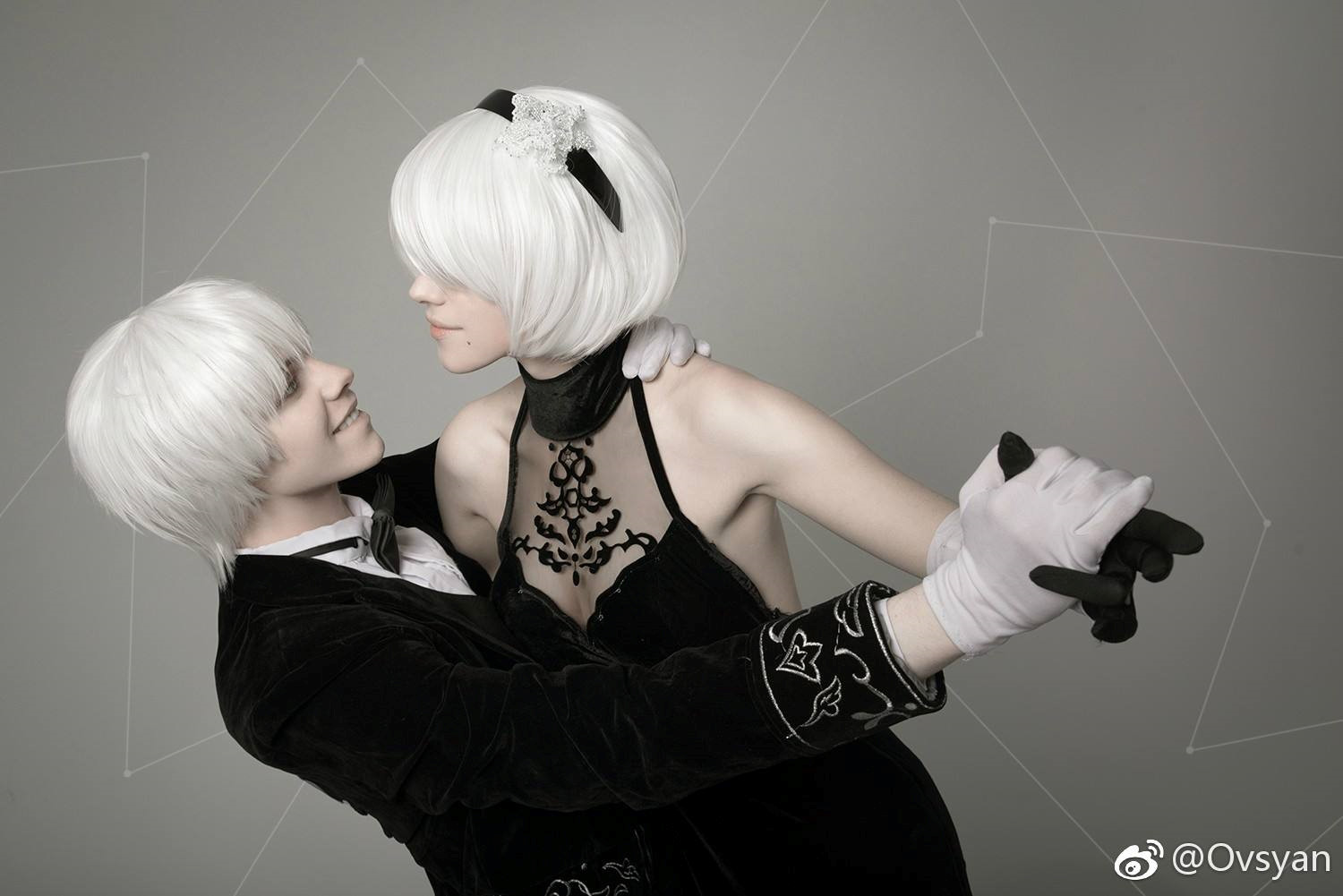 Đâu cần lộ da thịt mới đẹp, Cosplay 2B kín đáo nhưng siêu gợi cảm khó cưỡng lại được