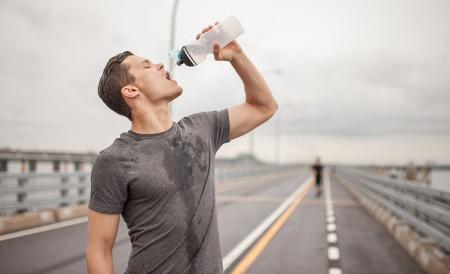 Không cà phê, không trà... chỉ uống nước lọc trong 1 tháng thì điều gì sẽ xảy ra với cơ thể bạn?