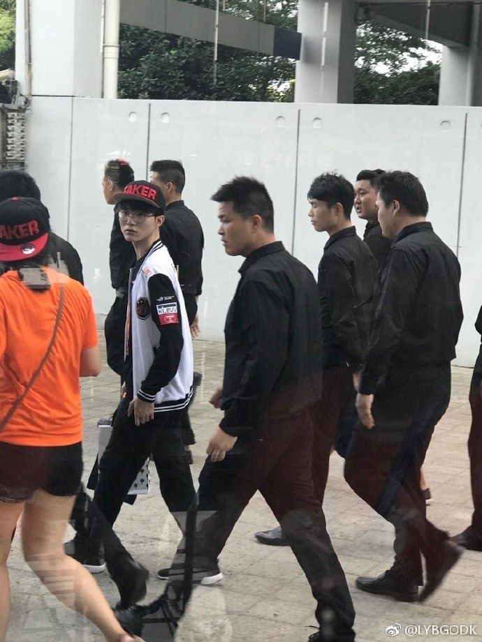 LMHT: Choáng với dàn vệ sĩ theo bảo vệ Faker hơn cả siêu sao, ca sĩ Hàn Quốc