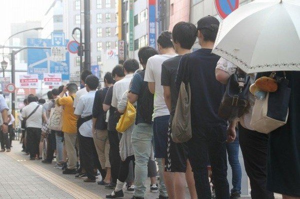 Cận cảnh người Nhật Bản chờ hàng dài để mua Dragon Quest XI