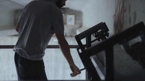 
Tận dụng cấu trúc dưới chân cầu, Allabenas đã sáng tạo ra cách để ra vào studio sử dụng các bánh xe gắn vào
