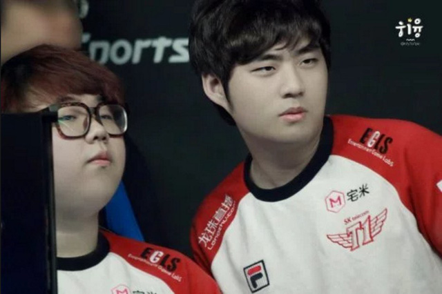 Bị outplay trong pha 2v2 dưới bot, Bang và Wolf cũng phải chào thua bộ đôi đường dưới của KT Rolster