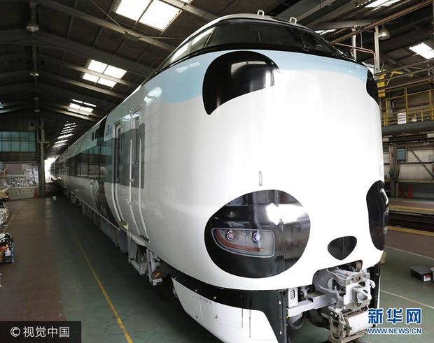 Đoàn tàu Gấu Trúc đầu tiên vừa được khởi hành tại Nhật Bản