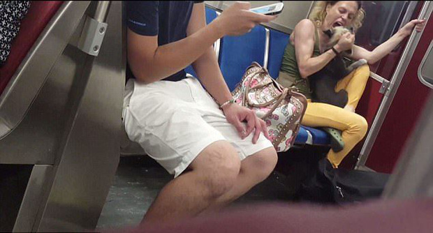 Tức giận vô cớ trên tàu điện, chủ cắn chú chó của mình một cách dã man