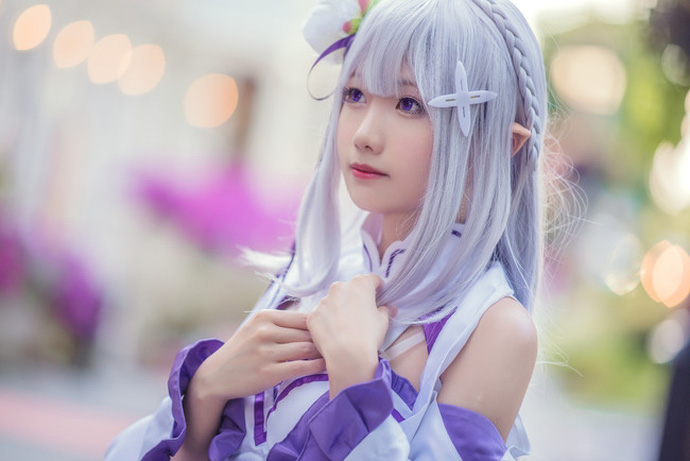 Ngây ngất với cosplay nàng công chúa tóc trắng Emilia cực dễ thương trong Re:Zero