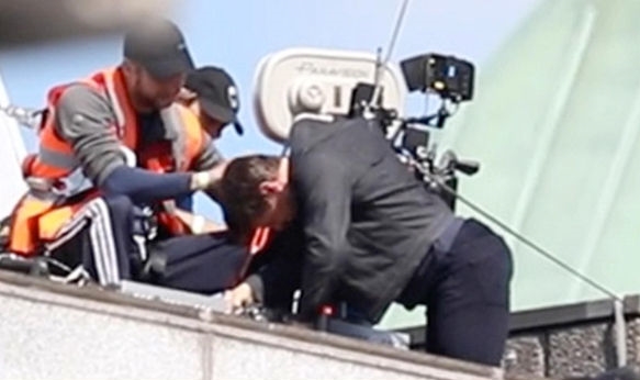 Tom Cruise bị thương khi đóng cảnh mạo hiểm trong Mission: Impossible 6