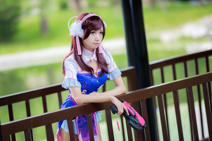 Cosplay D.Va xinh đẹp trong bộ sườn xám Trung Hoa