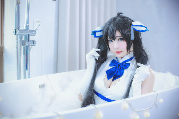 Cosplay Hestia cực dễ thương trong light novel nổi tiếng DanMachi
