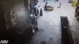 15 pha cứu nguy kịp thời của các ông bố có phản xạ của siêu nhân 12