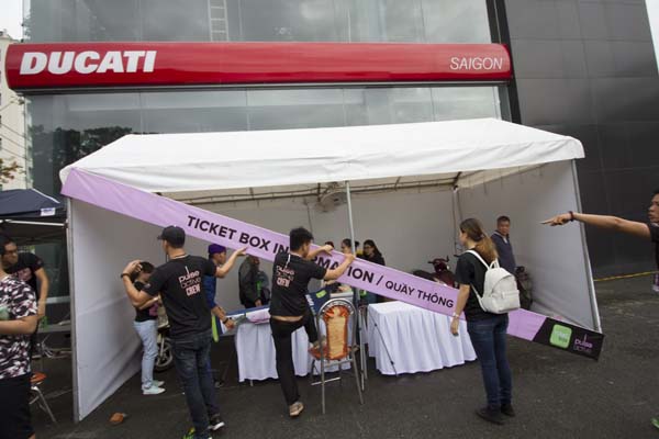 Ariana Grande đột ngột hủy show trước giờ G, lỗi do ai?