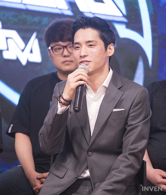 HLV SKT Ccarter tuyên bố sẽ thắng 3-0 để các nhà báo, phóng viên được sớm về nhà nghỉ ngơi với gia đình