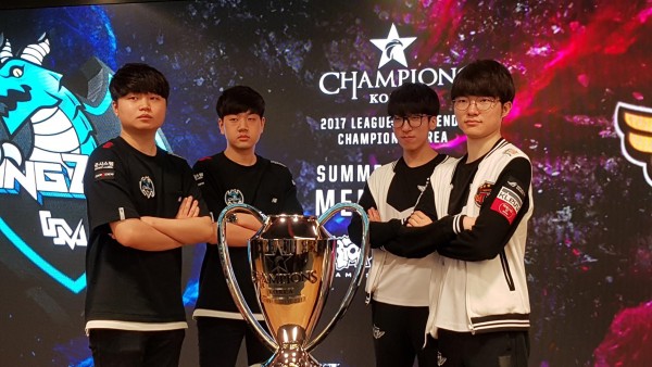 Faker gửi tới Bdd: "Cậu ấy bịa chuyện làm tôi buồn cười quá"
