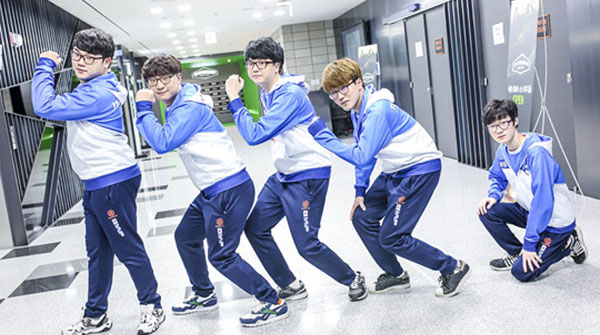 LMHT: Mẹ của tuyển thủ MVP chi đậm trong buổi họp fan của con trai!!