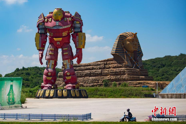 Dở khóc dở cười với tượng Iron Man khổng lồ "nhái" tại Trung Quốc