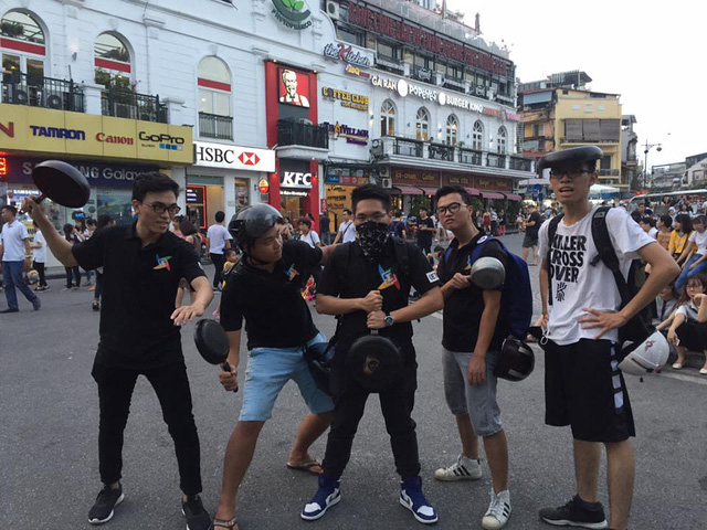 Bạn gái hâm mộ PUBG cầm chảo chạy quanh Bờ Hồ đến đứt cả dép