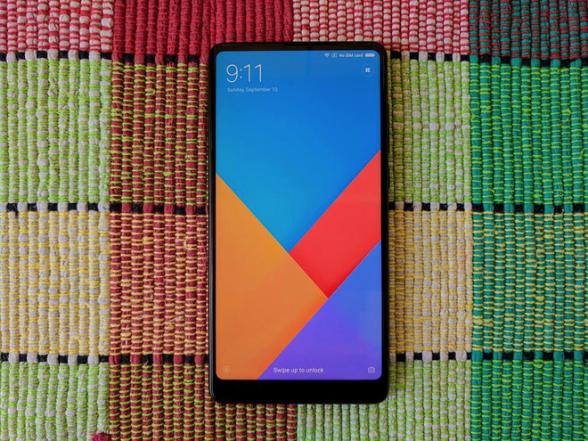 Ảnh thực tế Mi Mix 2: viền cạnh bên vẫn khá dày, chưa hẳn là "không viền" như quảng cáo