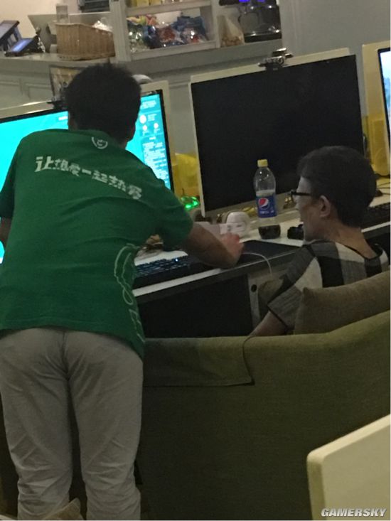 Khâm phục cụ bà 60 tuổi vẫn hàng ngày ra quán Net "cày" game online