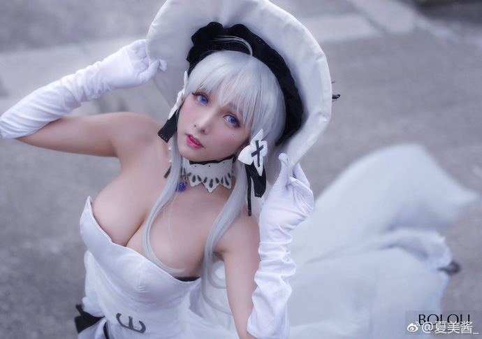 Chiêm ngưỡng cosplay gợi cảm của cô nàng tóc bạch kim Emilia trong Re:Zero