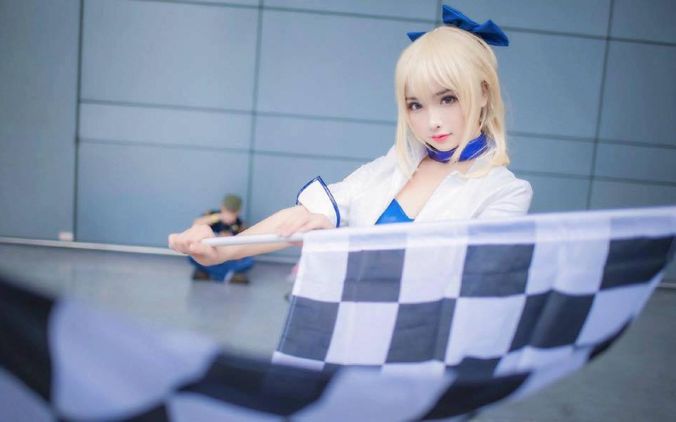 Bộ ảnh cosplay Saber sexy tinh khôi trong trang phục đua xe mới lạ