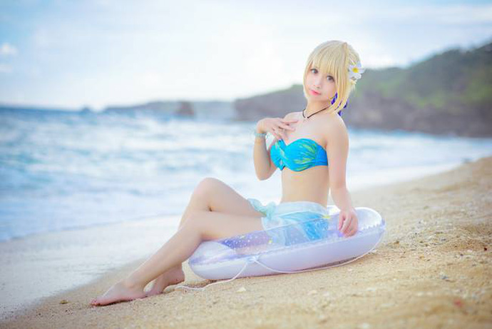 Ngất ngây với cosplay nàng Saber trong trang phục áo tắm gợi cảm