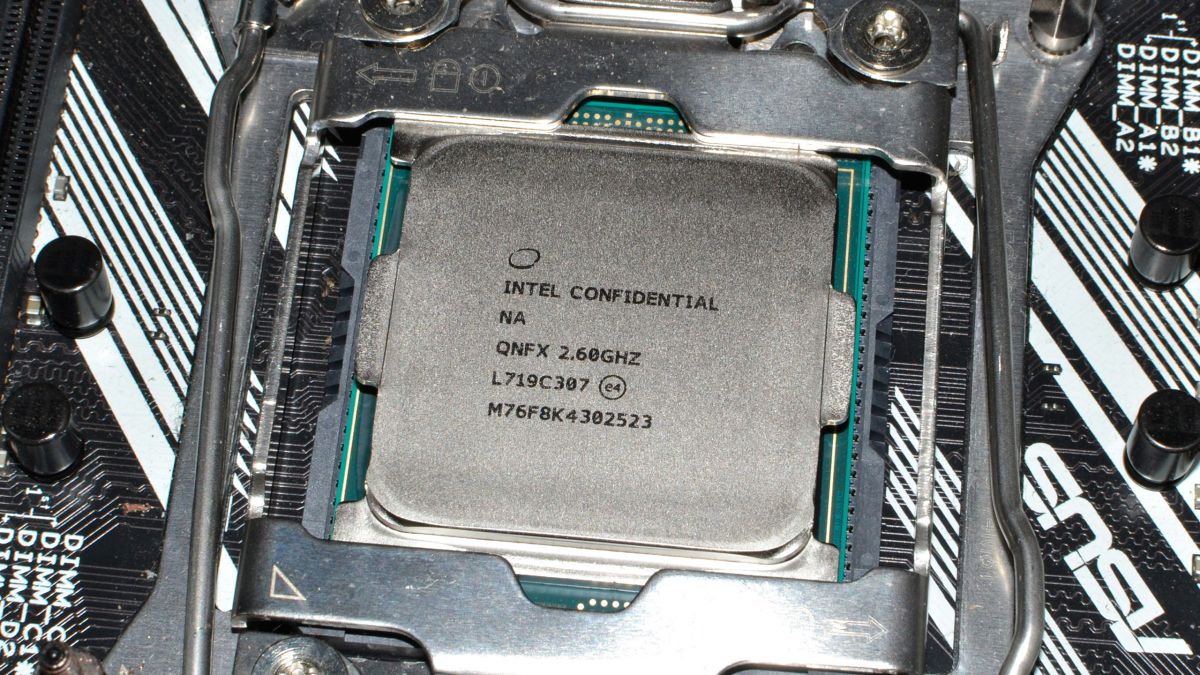 Intel Core i9 - 7980XE: Khủng thật mạnh thật nhưng đừng phí tiền mua để chơi game!