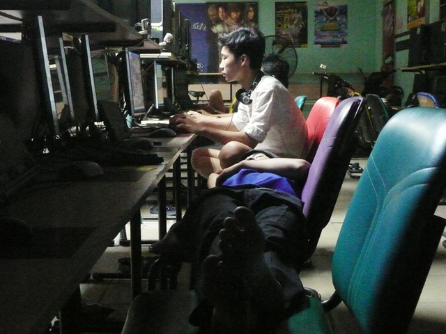 Có nên ăn bánh Trung Thu khi đang chơi game?