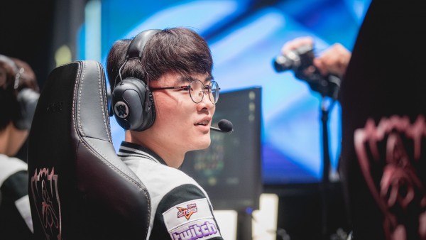 Faker: “Wolf bảo là cậu ấy sẽ mở giao tranh, sau đó cậu ấy làm thật và chúng tôi chỉ việc xông lên theo thôi”