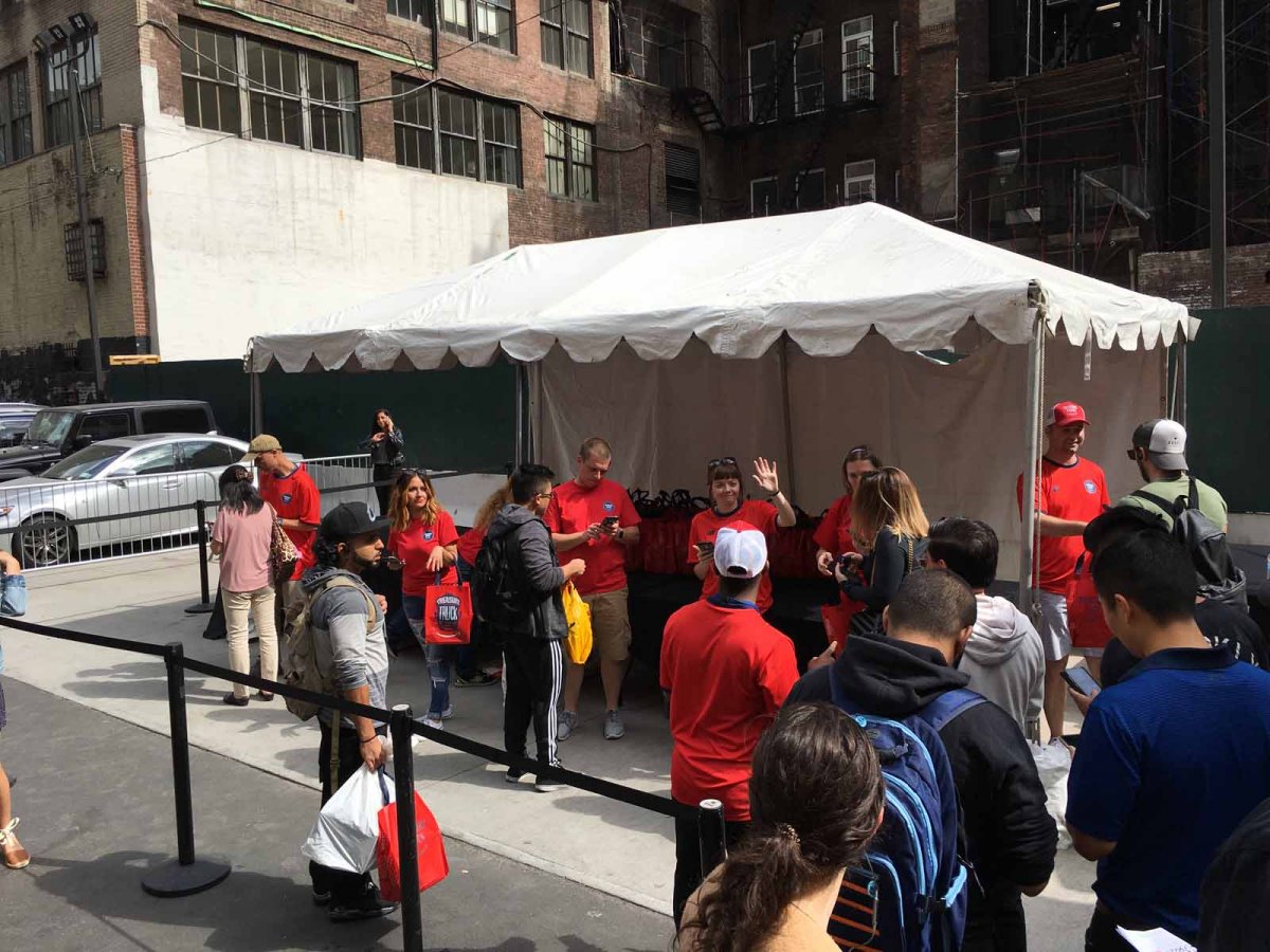 Choáng với hàng người đứng xếp hàng để sở hữu chiếc máy SNES Classic