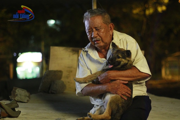  Tình bạn đẫm nước mắt trong MV Ông Già Mù Và Con Chó