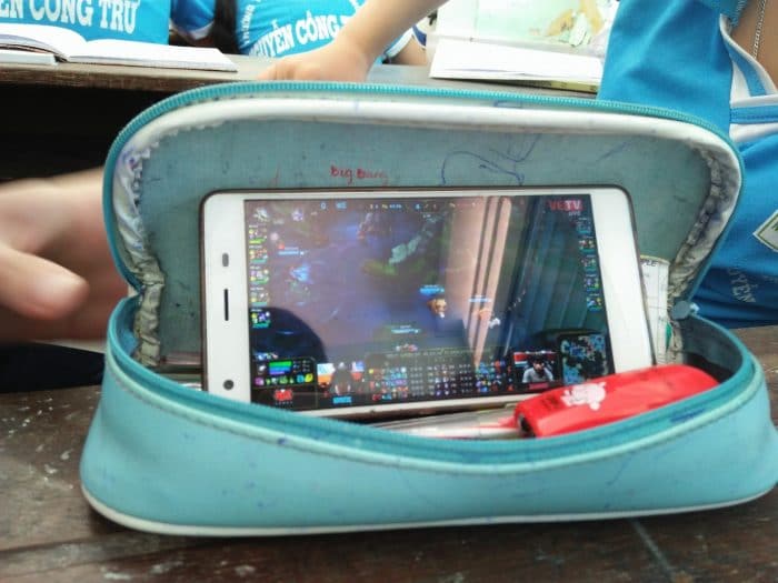 Tổng hợp những hình ảnh bá đạo của học sinh dù đi học nhưng vẫn tìm mọi cách cỗ vũ GIGABYTE Marines