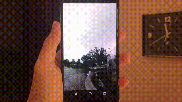 
Một cách khác là người dùng có thể cầm máy di chuyển xung quanh
