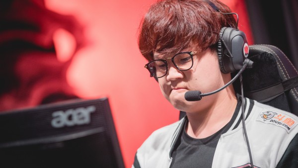 Cư dân mạng Hàn tán thưởng Huni sau màn backdoor thần thánh trước C9!