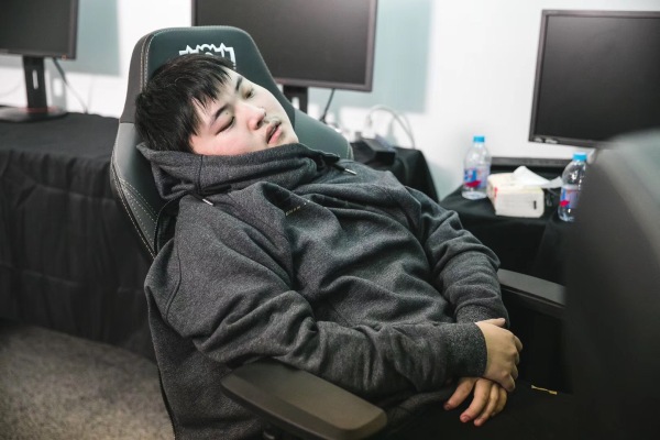 Tin vắn CKTG 2017: Sneaky tạo nên kỉ lục sát thương tại CKTG, Uzi đã bị ốm trước Tứ kết!!