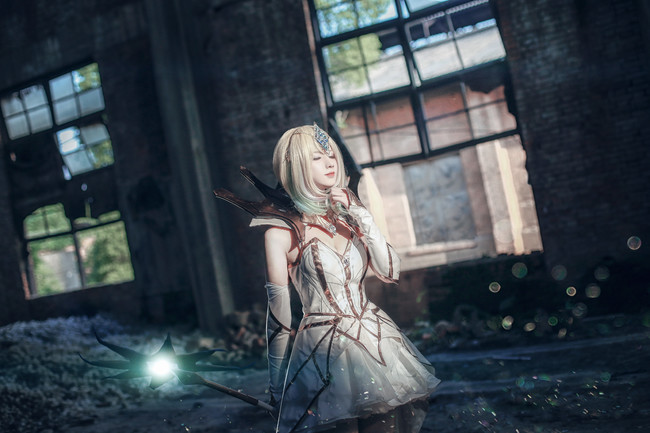 Lóa mắt với cosplay Lux Thập Đại Nguyên Tố cực đẹp