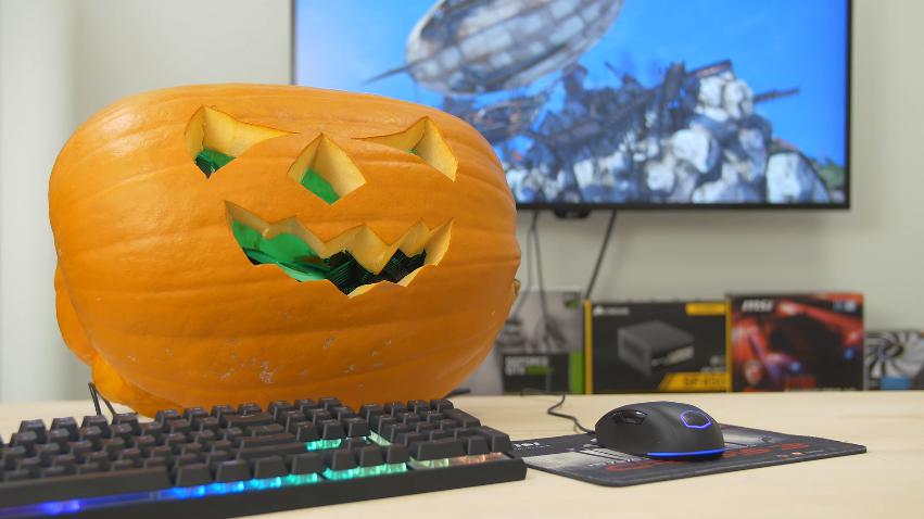 Thán phục anh chàng build máy ngay trong quả bí ngô để mừng Halloween