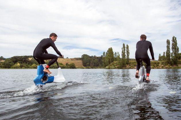 Trong mình vẫn còn đạp xe đạp trên phố thì người ta đã chế xe đạp trên nước rồi đây