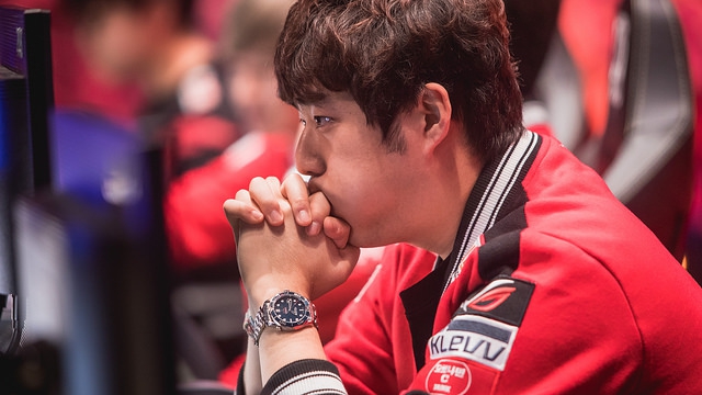 SKT T1 Bang: Khi thua RNG ván 1, tôi không cảm thấy lo lắng nhiều lắm, tuy nhiên thua game 3 là bước ngoặt với chúng tôi