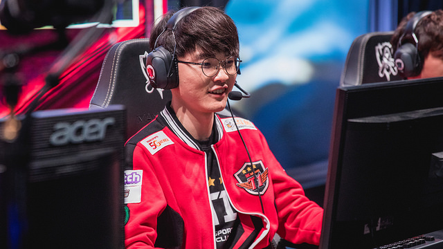 SKT Faker: “HLV Kkoma cũng già rồi nhưng vẫn là người đẹp trai nhất đội”